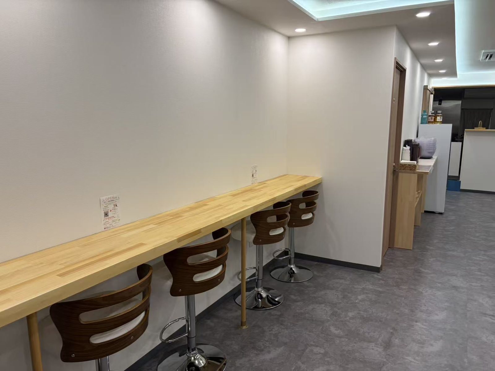 融 店内 カウンター席